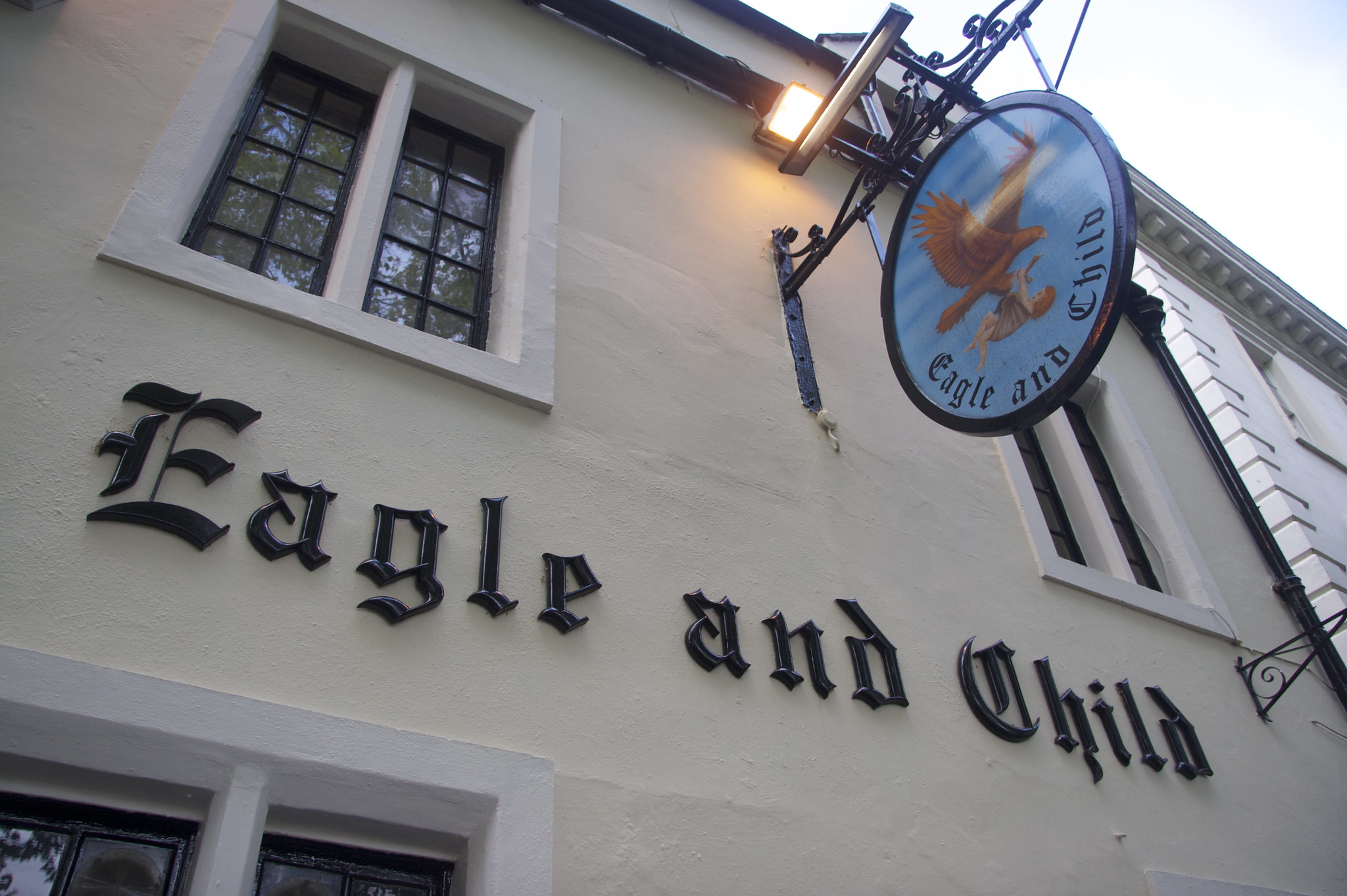 18 Iconic British Pubs That Offer More Than Just a Pint 1 2588861586 f4f4c52114 k