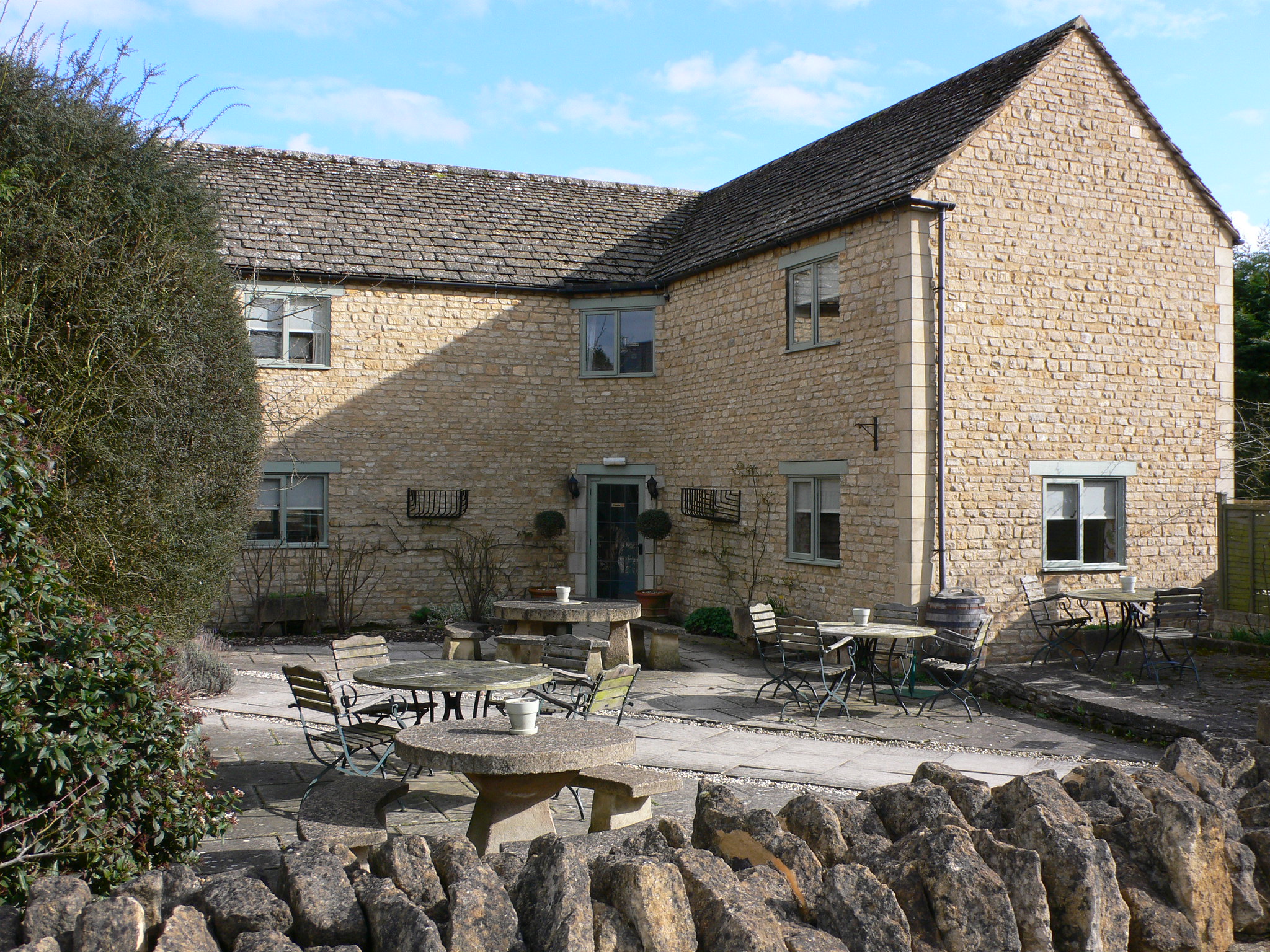 18 Iconic British Pubs That Offer More Than Just a Pint 5 4497757746 51556e5f03 k
